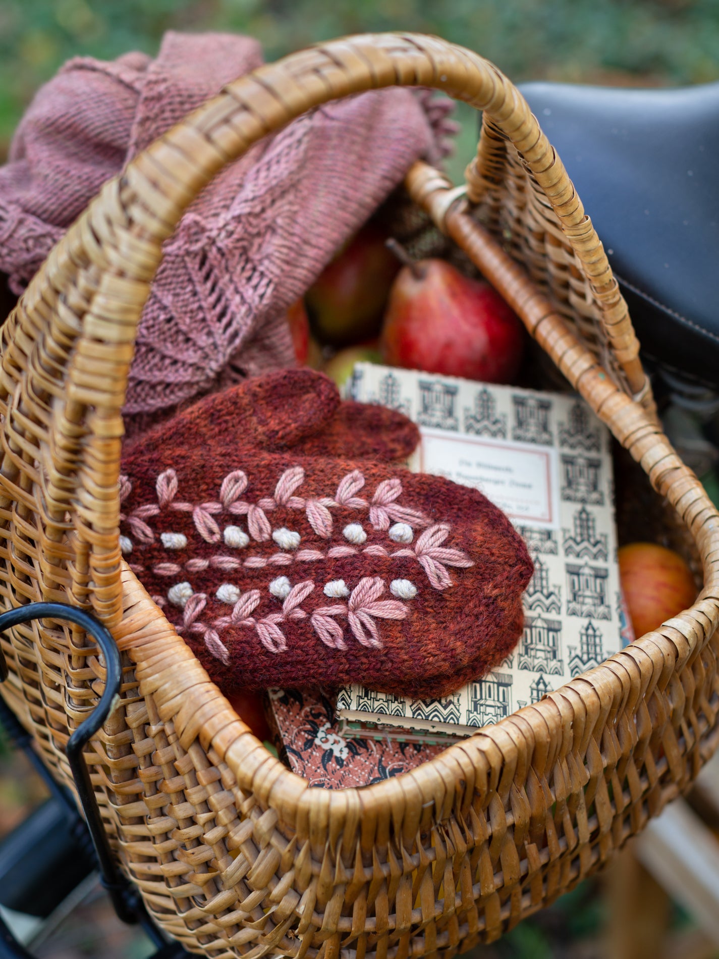 Embroidery on Knits de Judit Gummlich por Laine