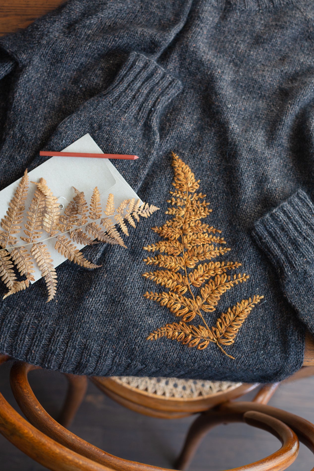 Embroidery on Knits de Judit Gummlich por Laine