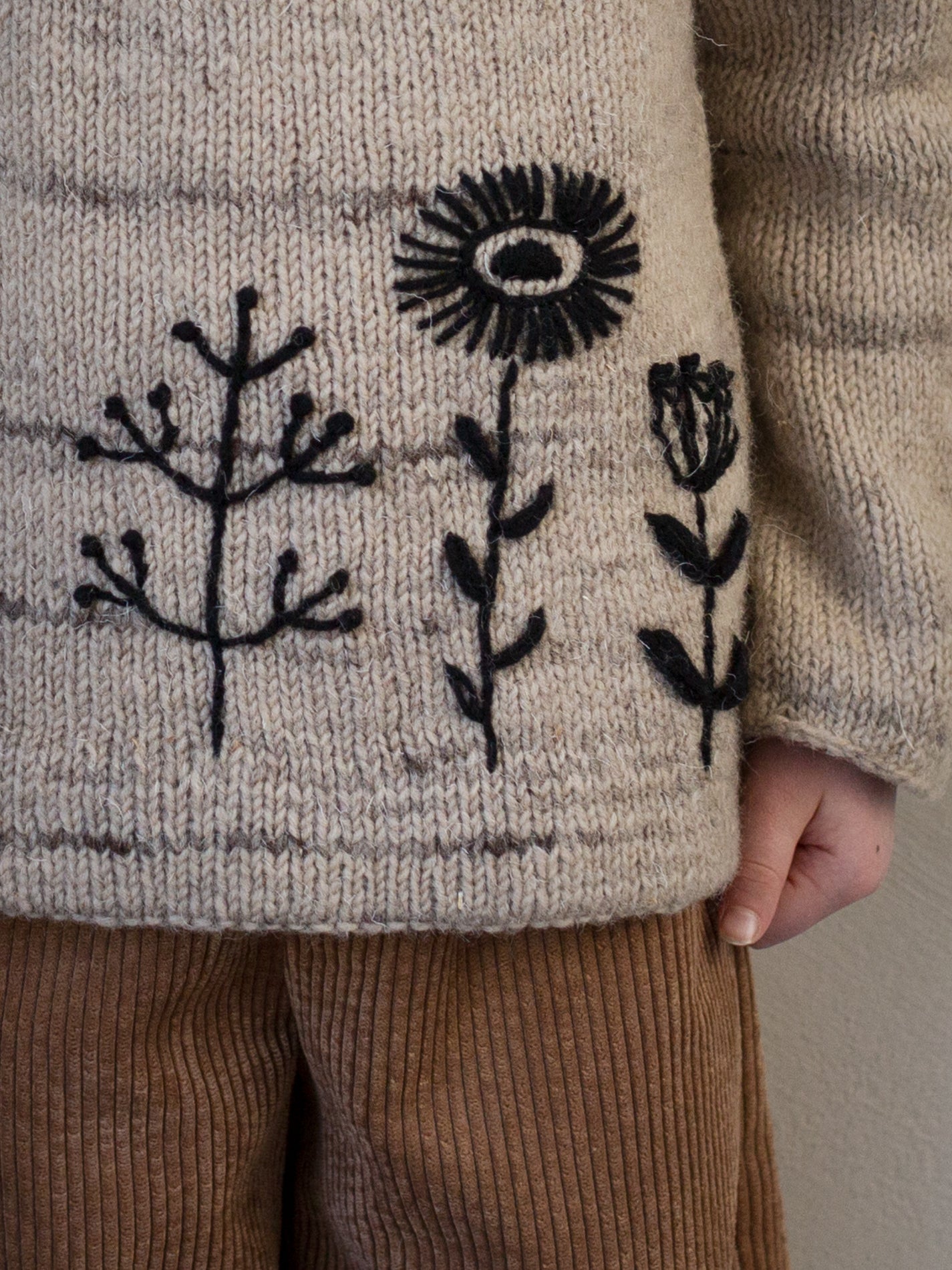 Embroidery on Knits de Judit Gummlich por Laine