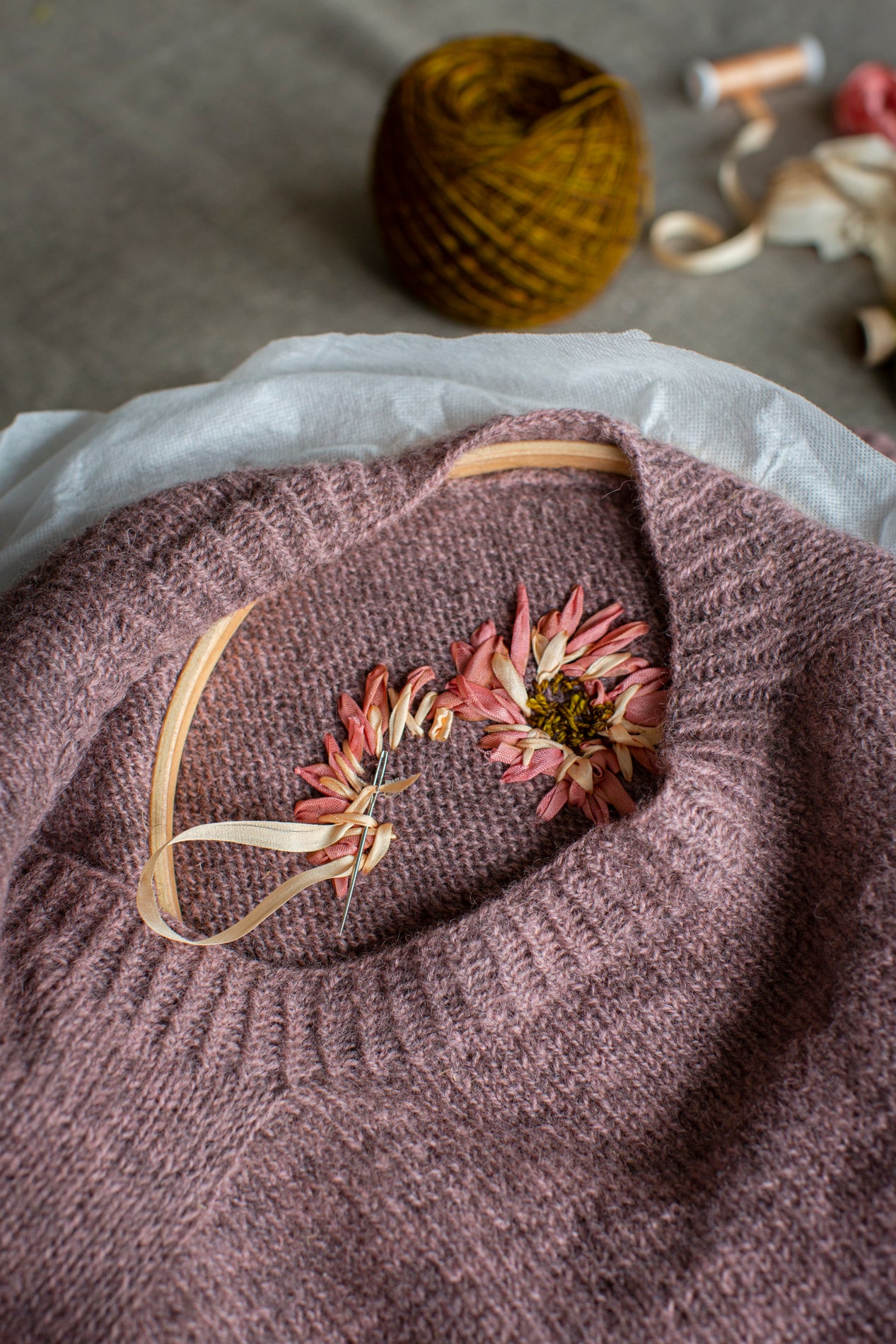 Embroidery on Knits de Judit Gummlich por Laine