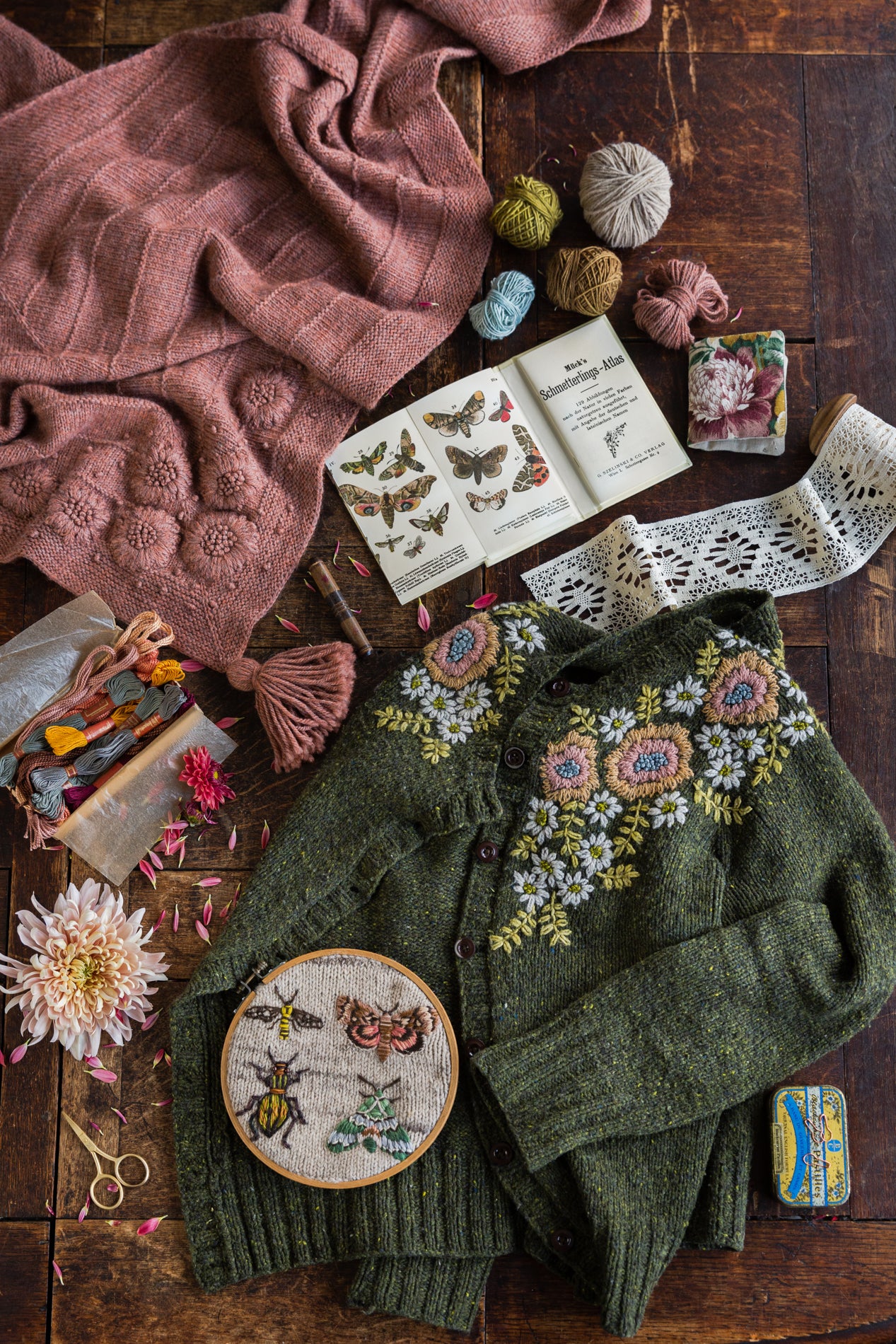 Embroidery on Knits de Judit Gummlich por Laine
