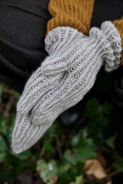 Field Notes: 20 Textured Knits for Everyday Beauty de Olga Putano por Laine